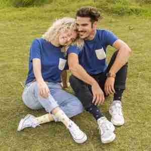 camiseta azul bolsillo