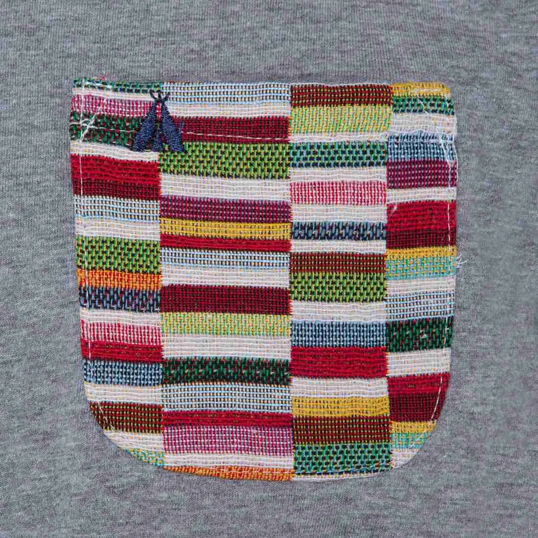 T-shirt cinzenta com bolso